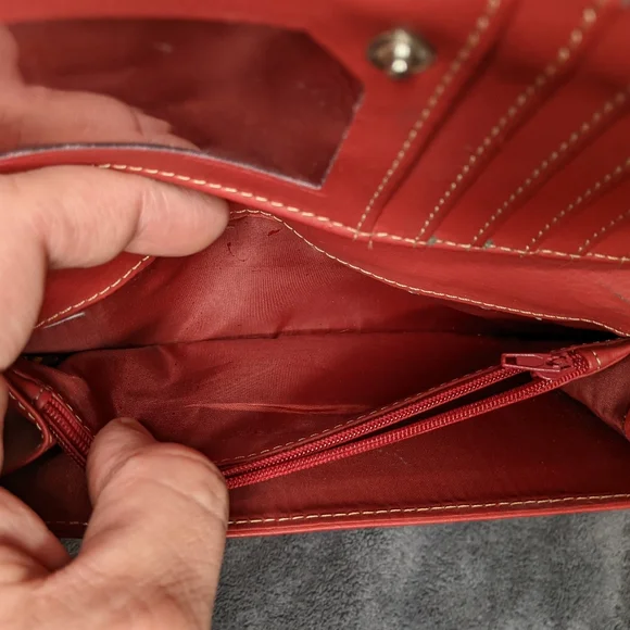 Kenneth Cole Genuine Leather Woman's clutch Wallet - Picture 3 of 16